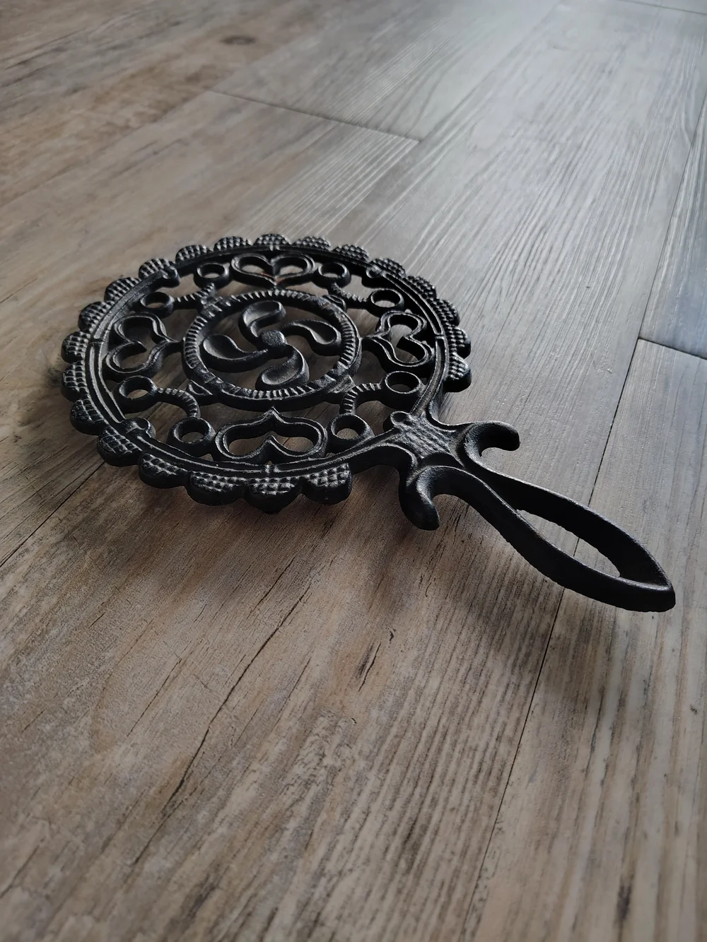 Vintage JZH T-7 Tulip Cast Iron Trivet - Scalloped Hearts Hot Plate Decor